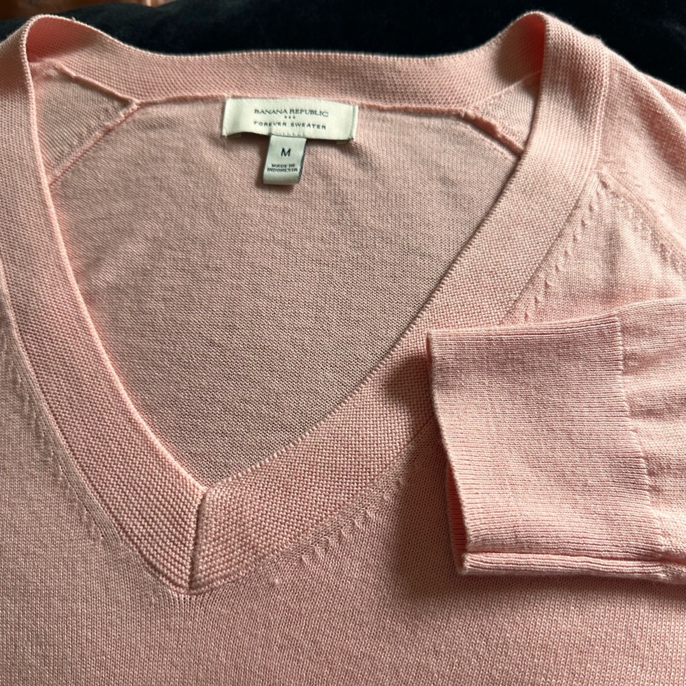 Banana Republic Forever Pink V-Neck
Sweater Medium NWOT - Picture 5 of 6